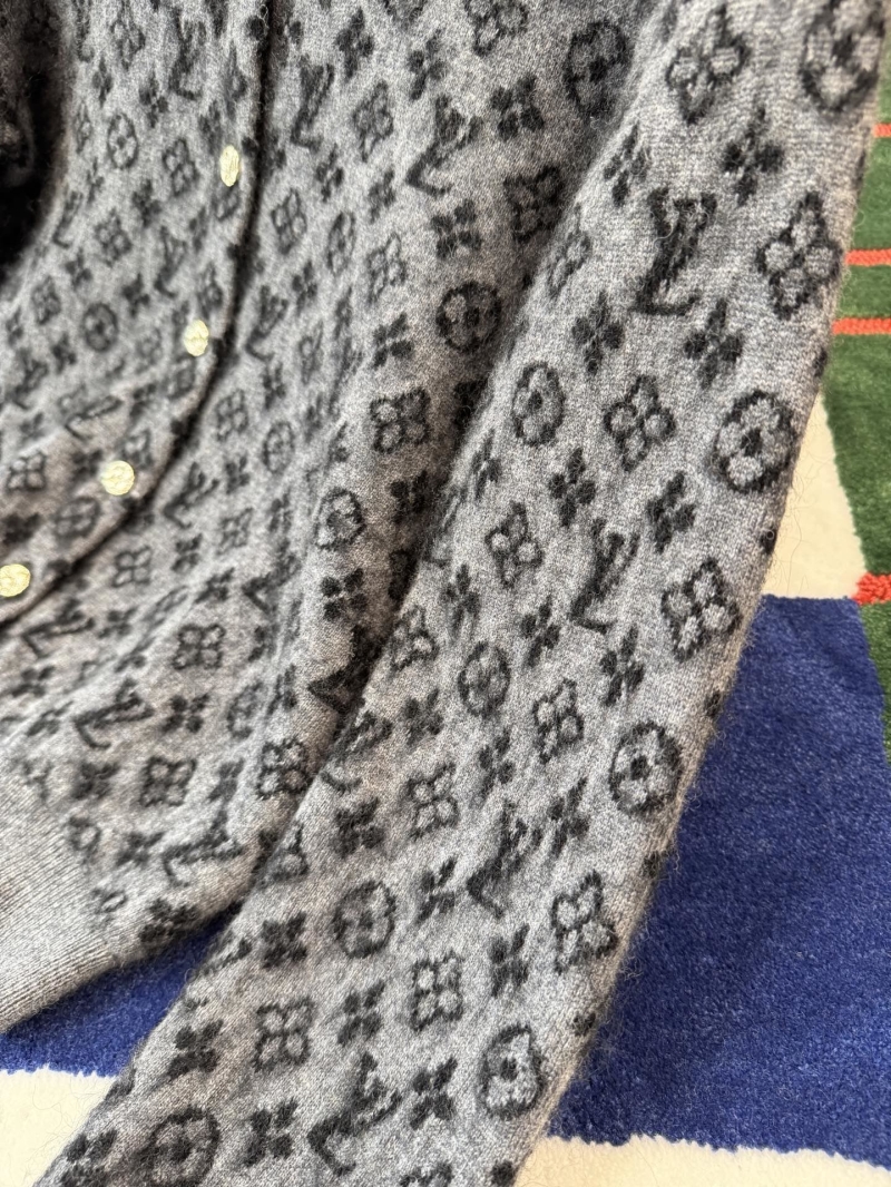 l0vis Vvtt0n sweaters